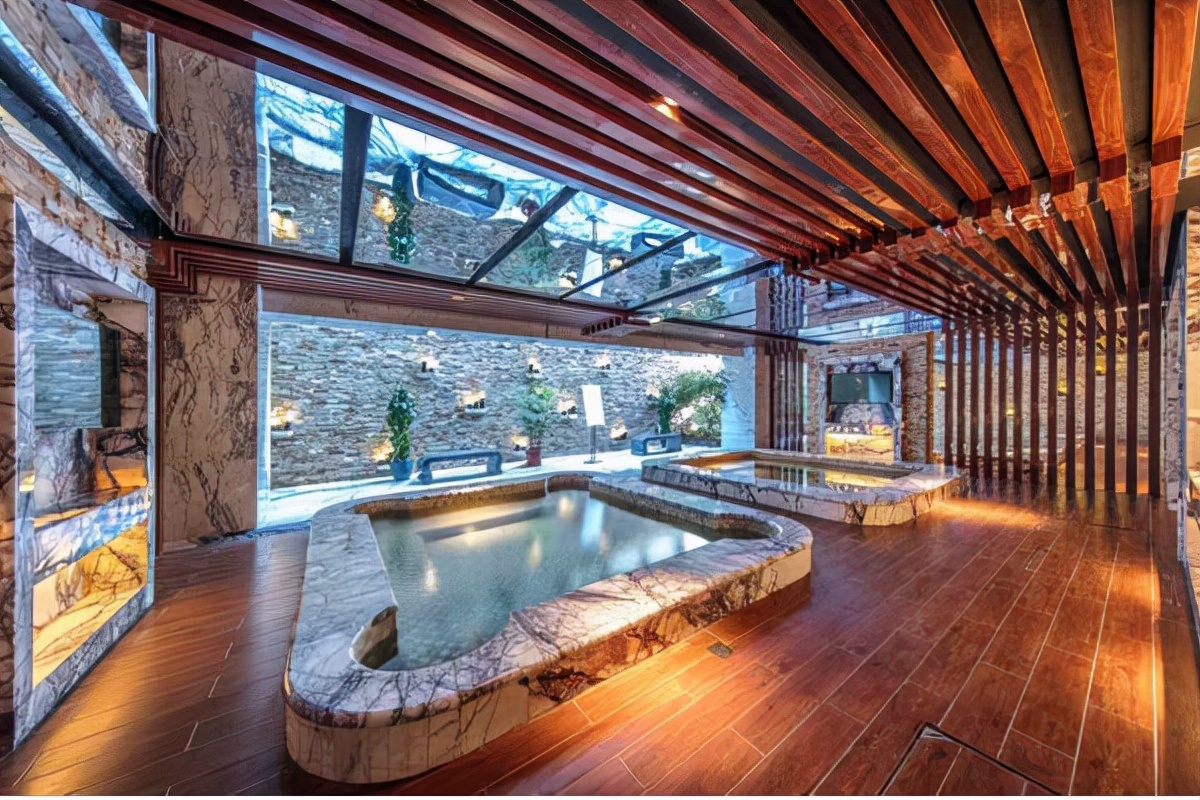 温暖天气泡温泉,冬季日式露天温泉