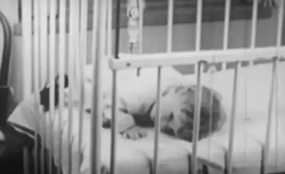 孩子跟奶奶比较亲妈妈应该怎么做,宝宝和奶奶更亲应该怎么办