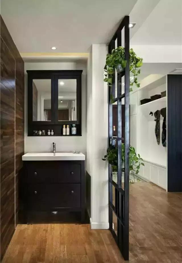 卧室门正对洗手间如何化解,卧室门正对厕所门如何化解尴尬