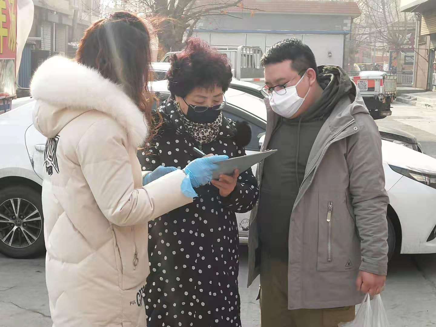 党旗飘扬践初心防疫一线担使命,让党旗飘扬在防疫一线