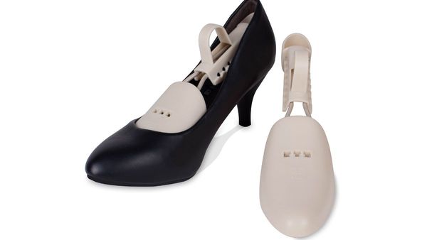 新鞋子有点小夹脚怎么办,鞋子瘦两边夹脚怎么办