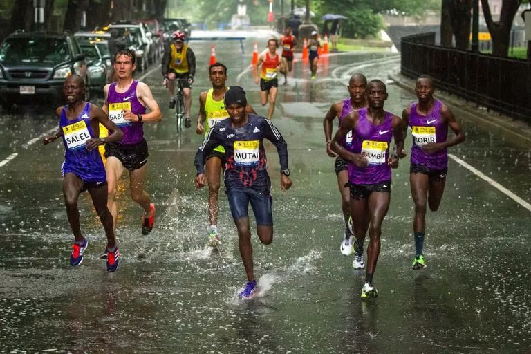 当雨天来了要注意什么,路上遇到大半挂车注意事项
