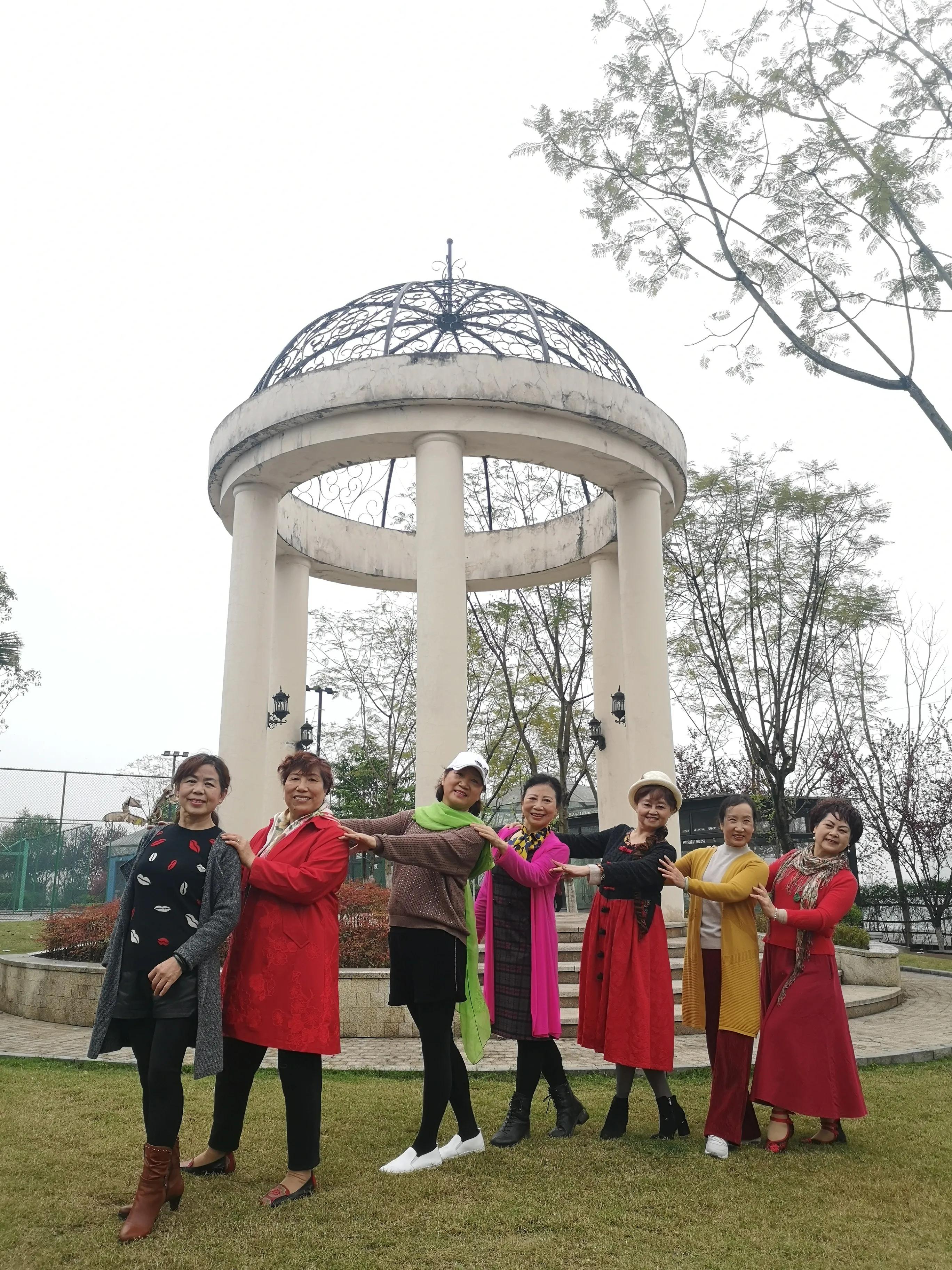 春游和姐妹踏青,春游踏青姐妹拍照