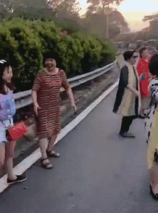 中国大妈们在国外跳广场舞,中国大妈在温哥华商场跳广场舞