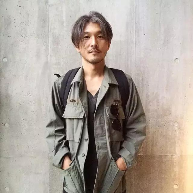 今天余文乐老师要为你们上一堂军装搭配课，答应我要好好学习哟！