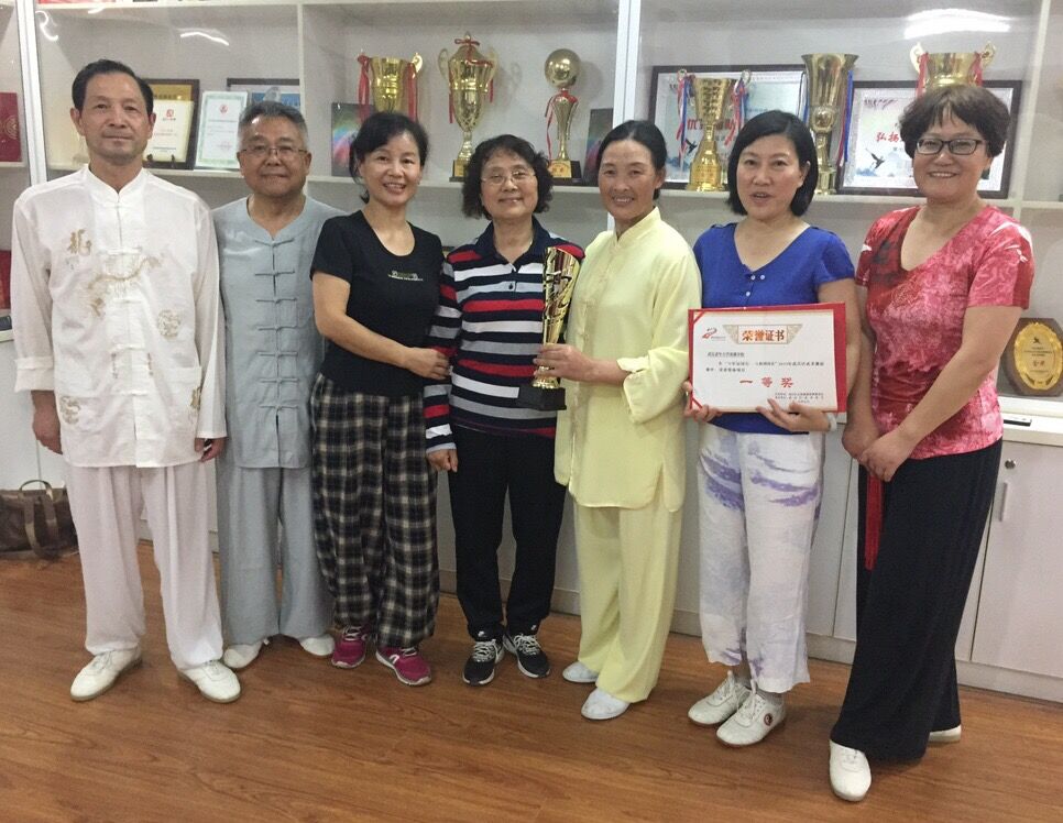 奉献一份爱教学手势舞完整版,奉献爱心的正确方式