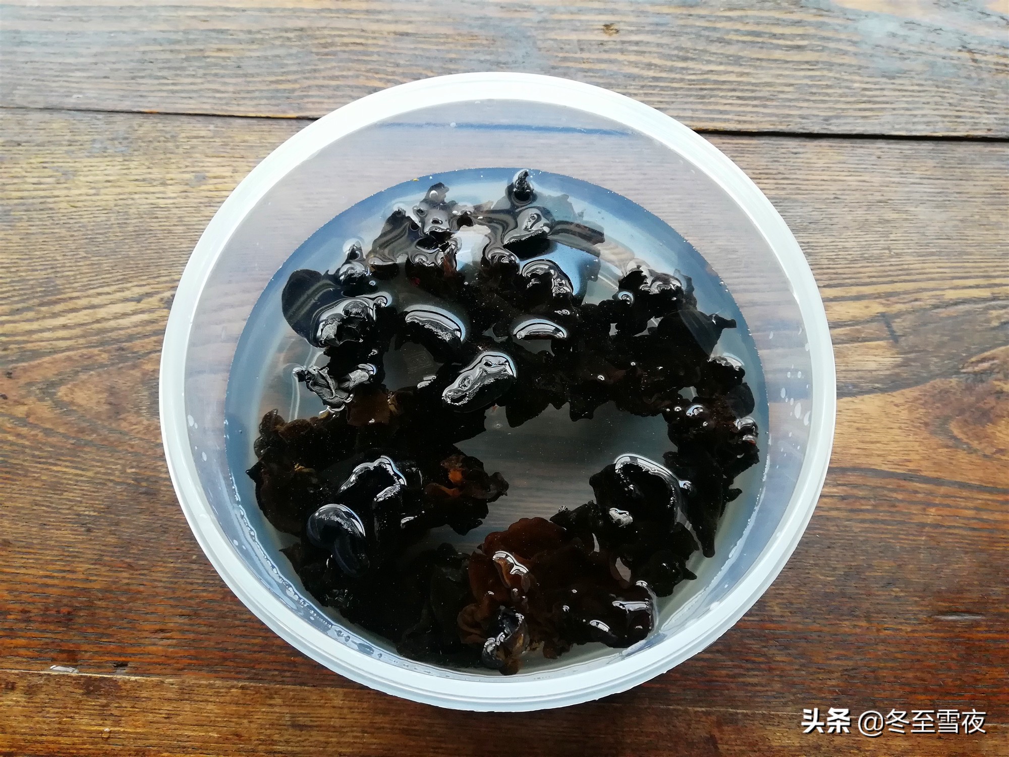 泡发干木耳用冷水还是热水好？教你这样做，泡发的口感好，营养好