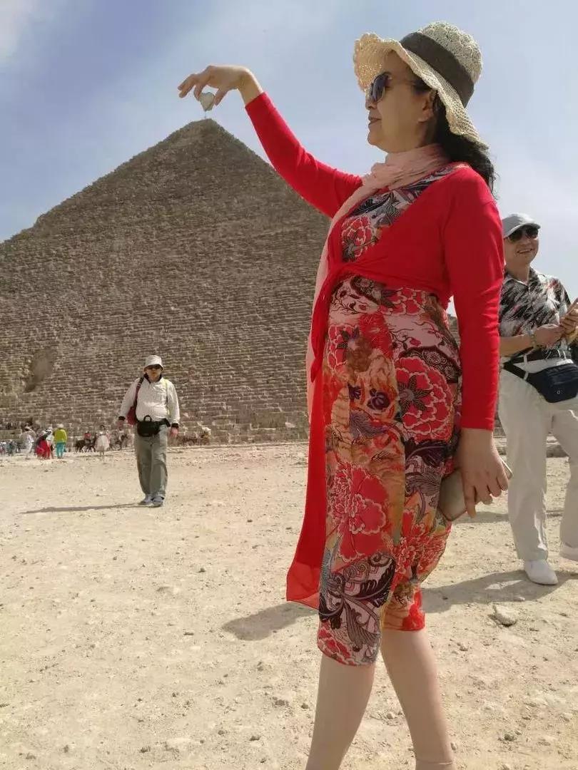 中国大妈外出旅游标准动作合辑！炫翻天！