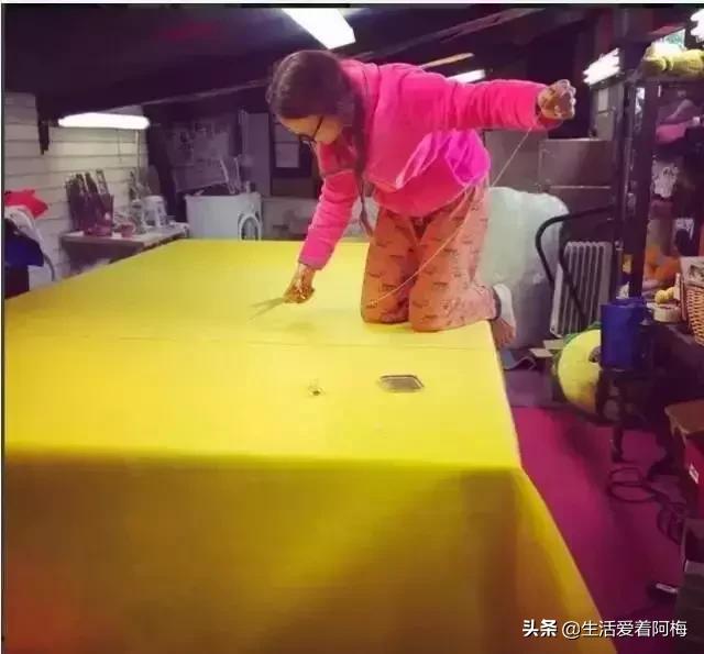 她开了间超市，卖的东西却全是假的，9000件商品，竟被一抢而空