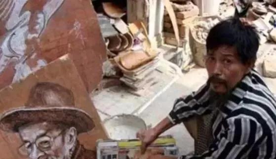 64岁疯子画家痴迷画画，作品堪称毕加索，专家痛批：小学生水平