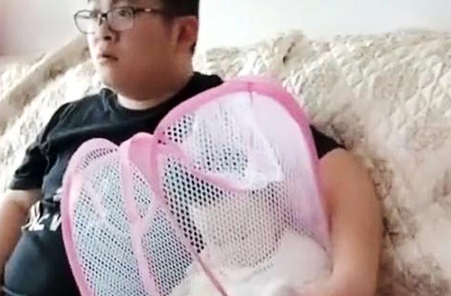 孩子裤子里面穿秋裤,小朋友裤子塞了一条秋裤