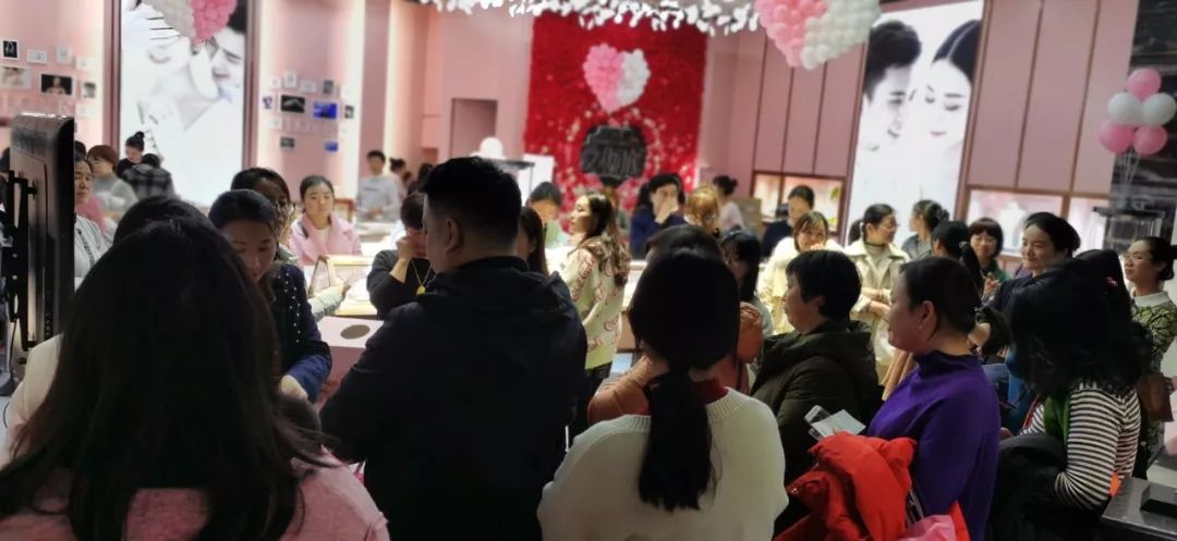 金鑫珠宝郑州永和铂爵店亮相，引数百名跑男排队代购