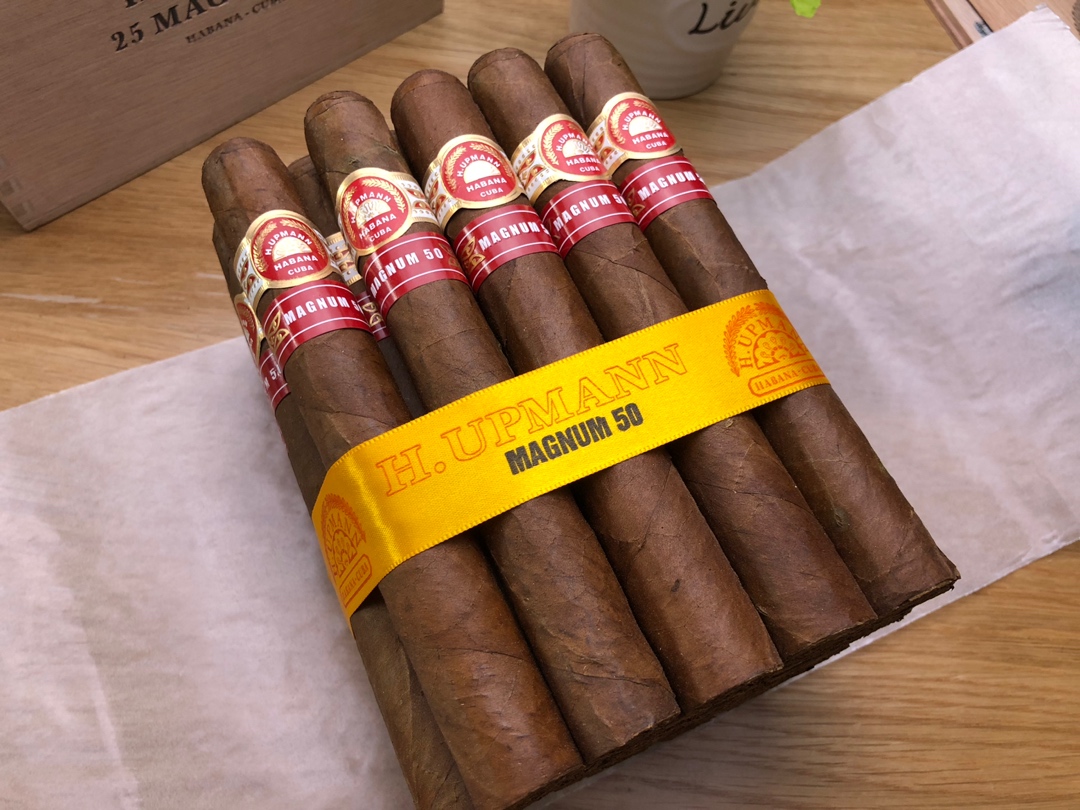 尾牙将至,同事聚餐互相装X,你拿出雪茄静*坐静**着看他们,那场景