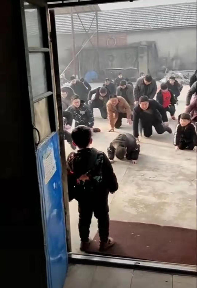 60岁大爷给6岁小孩磕头拜年视频,40岁男子跪地给8岁小朋友磕头拜年