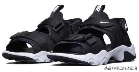 今夏最流行的凉鞋竟然都是透明的,今夏最值得入手的一款凉鞋