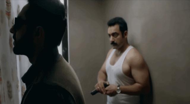 装瞎误闯凶案现场，憋尿看完怒打五星