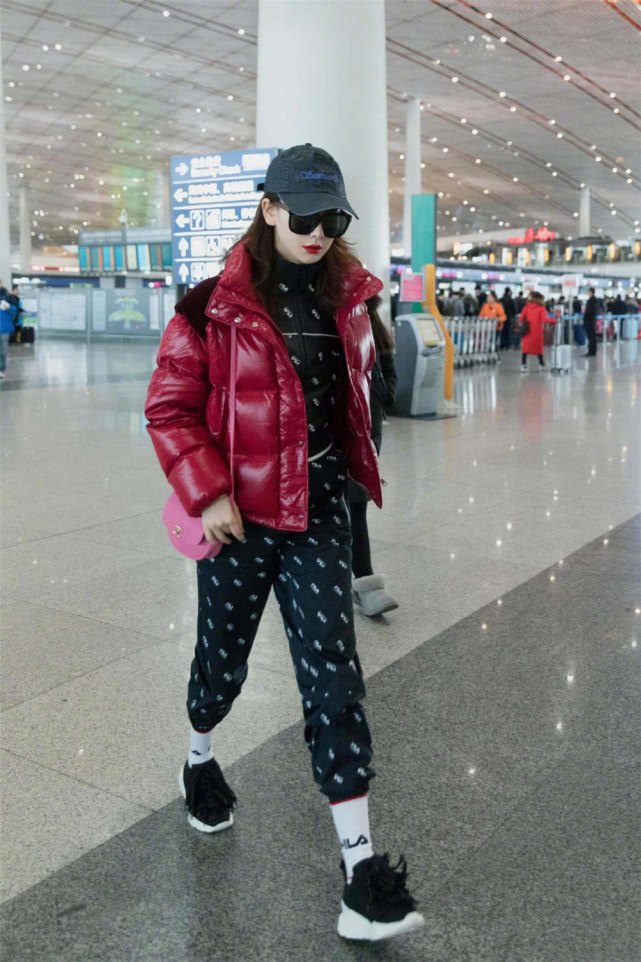 今年流行的袜子穿法大全,今年流行袜子套裤子的穿法