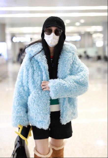 范冰冰晒自拍露出无名指戒指,范冰冰衣着平底鞋无名指戒指抢镜