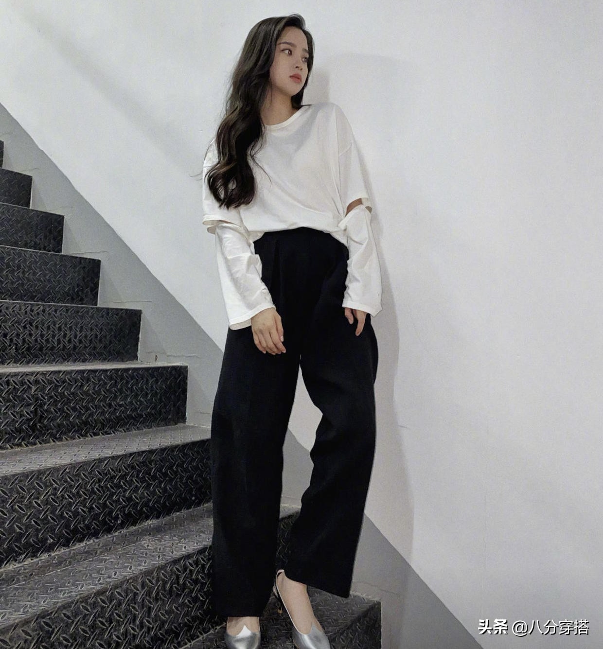 欧阳娜娜年纪虽小,品味却很好,一袭浅棕色衬衫连衣裙飒爽不羁