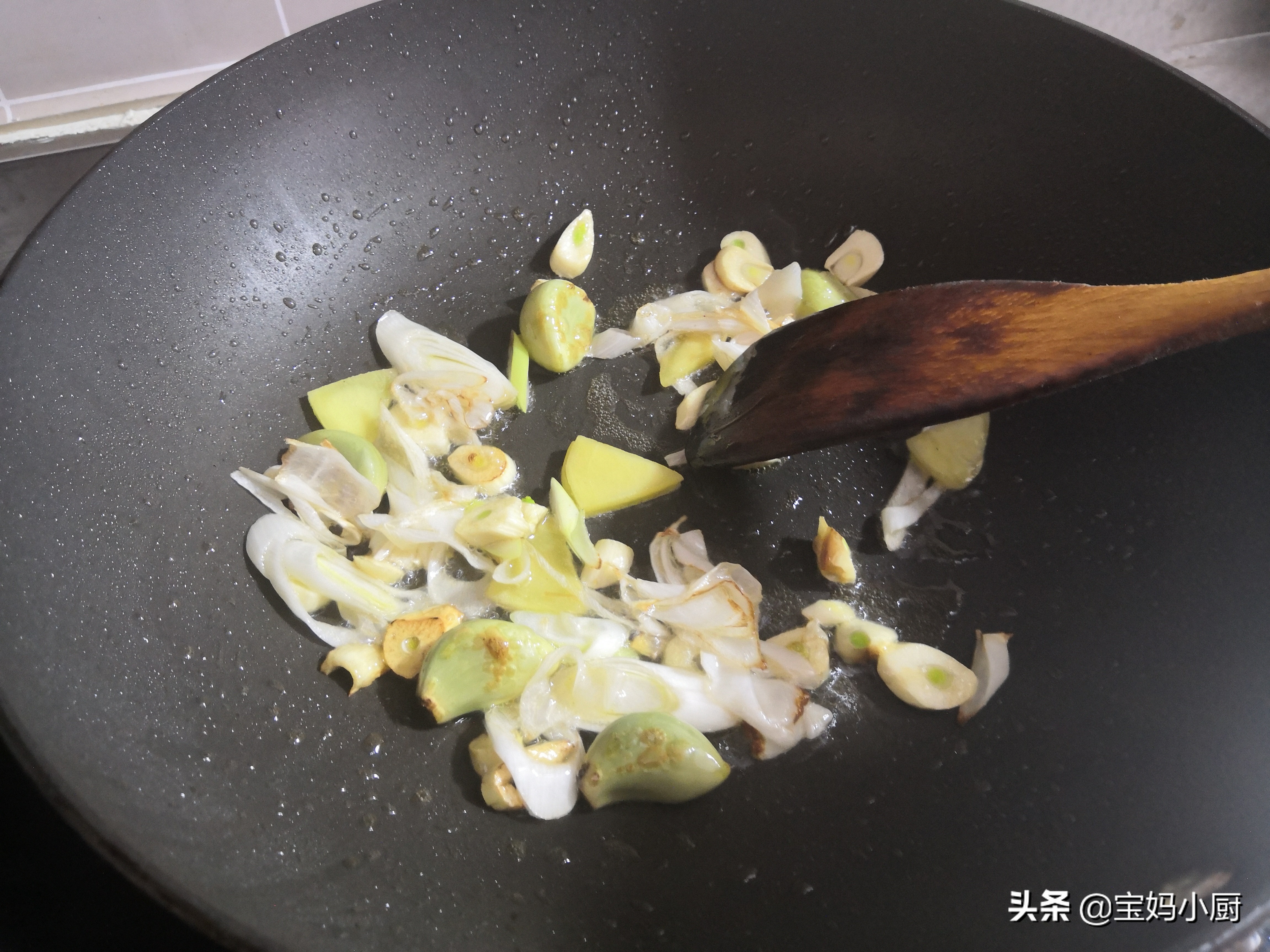 年夜饭炒肥肠,年夜饭必备的家常菜肥肠