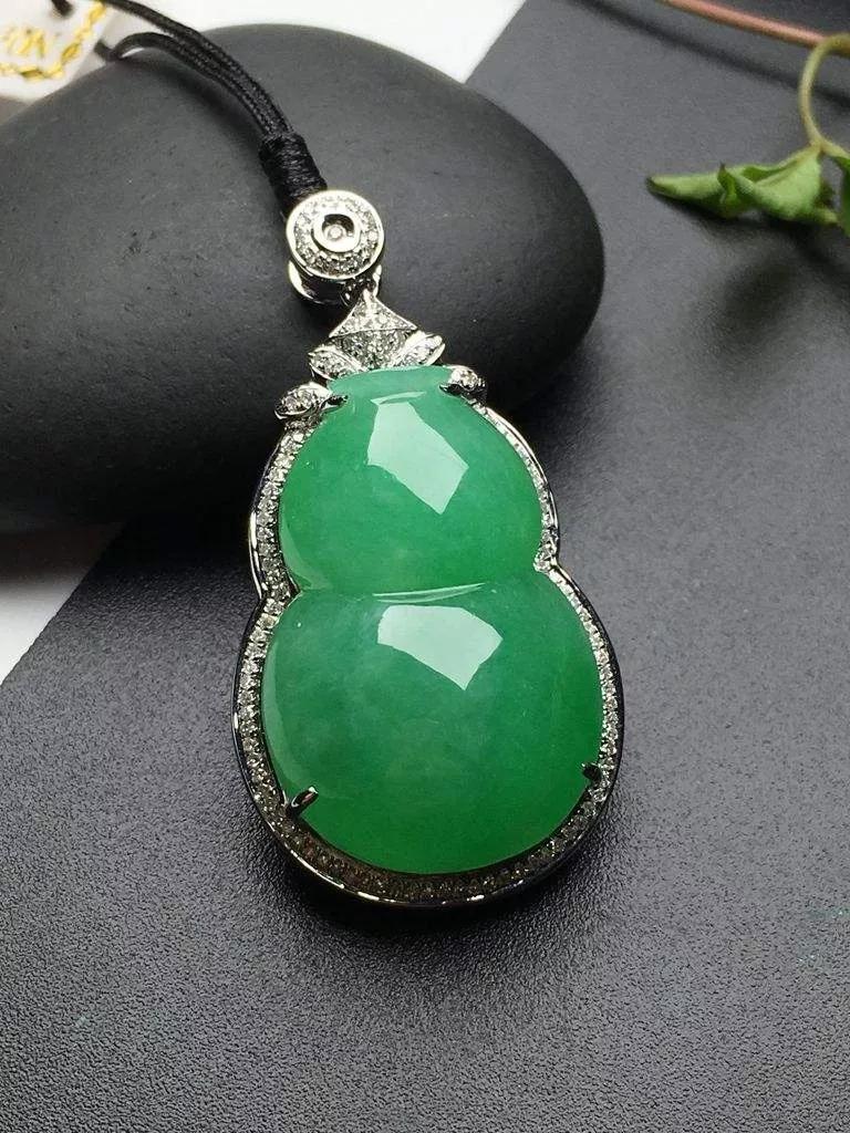 翡翠车挂件的寓意,翡翠蝙蝠挂件寓意