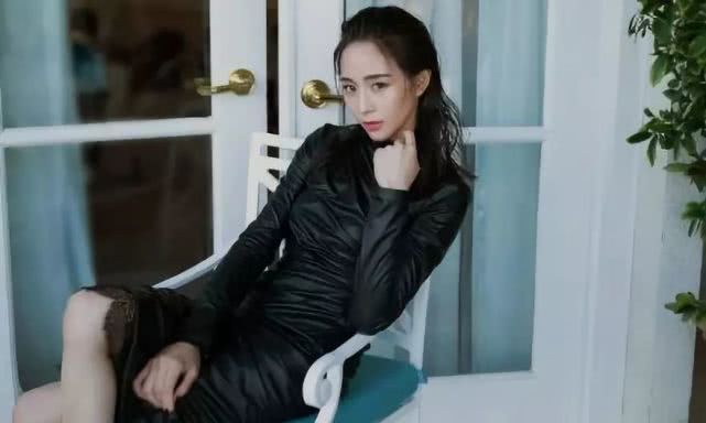 张钧甯挑战皮衣诱惑赶时髦！连衣裙套装+红唇实力扮酷