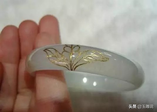 玉镯碎了怎么用黄金补救,玉雕师修复手镯