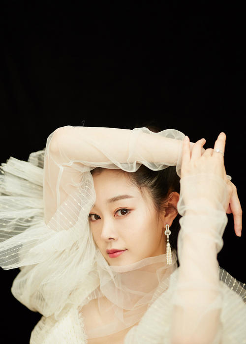 宋轶头戴花浅紫色梦幻纱裙,宋轶同款白色纱裙