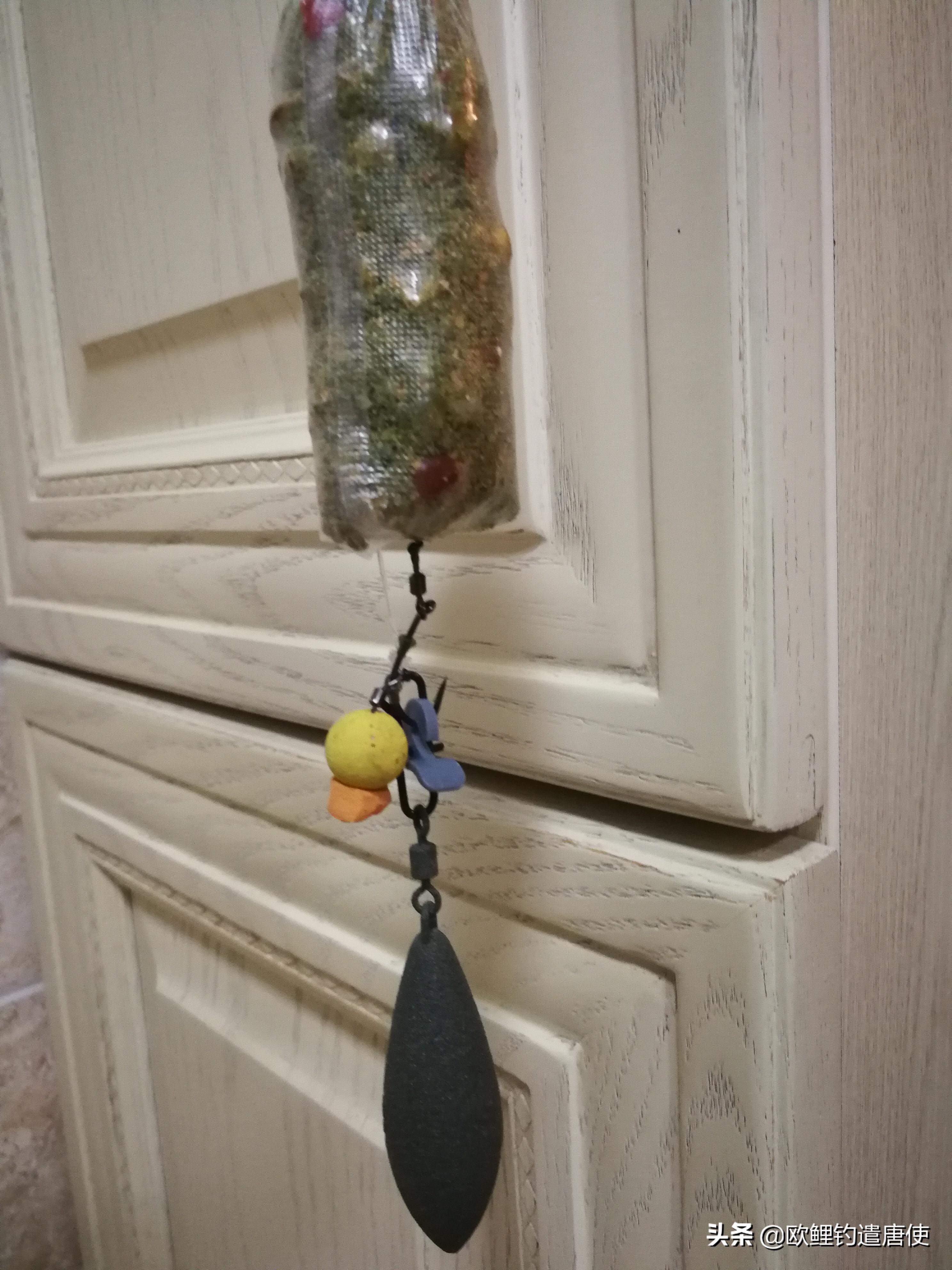 外国人钓鱼打窝技巧,老外用超大饵钓鱼