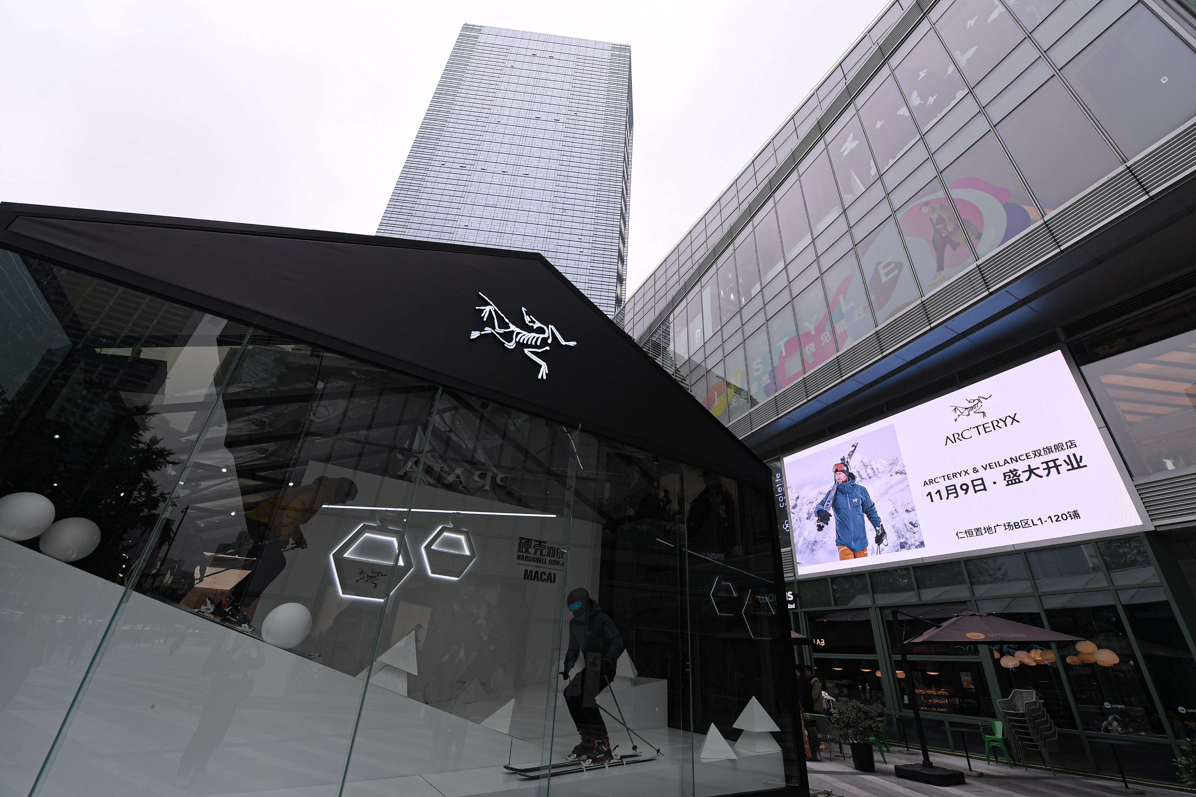 李佳琦和徐正溪一起买菜？“户外爱马仕”始祖鸟这回玩的超硬核