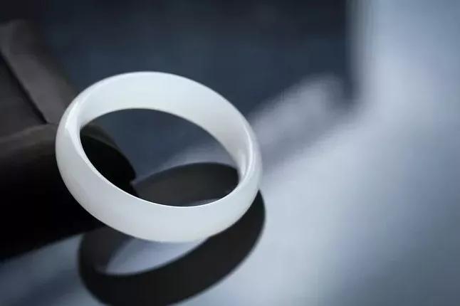 腕间风情翡翠手镯,腕上的玉镯