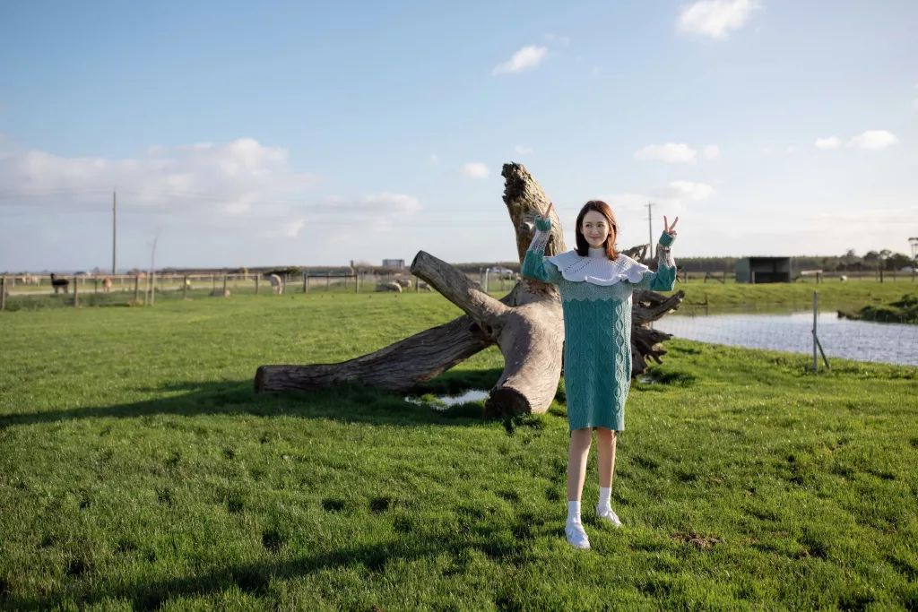 陈乔恩穿蓝色毛衣抹胸裙,41岁陈乔恩穿白色裙