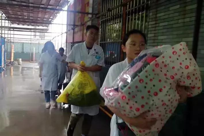 【抗击“利奇马”】风里雨里，总有天使守护你！