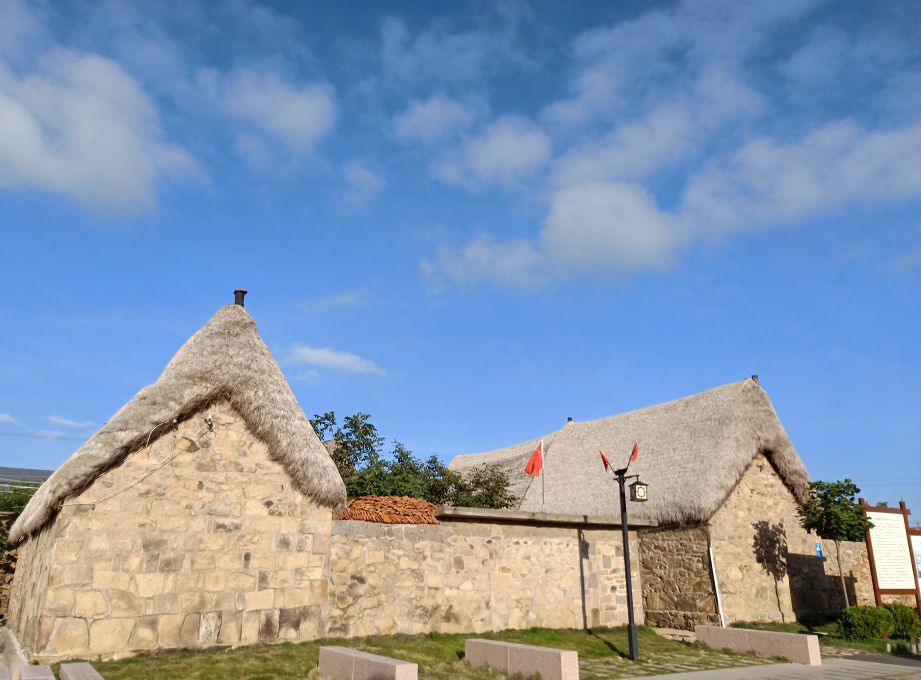 种草一个被遗忘的小岛，背山靠海，拥有山东最美的“童话屋”，美到窒息！
