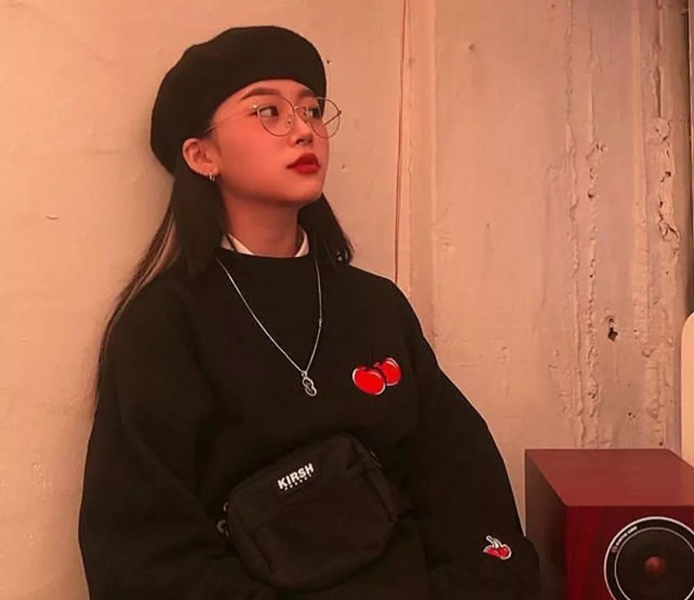 杨紫穿黑色连帽卫衣搭配,杨紫同款kk衣服