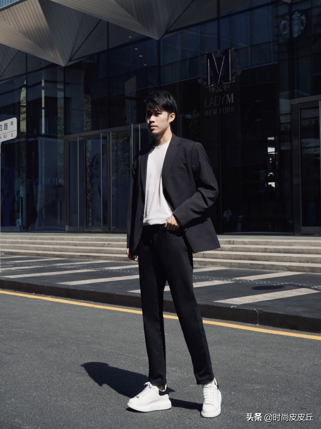 宝藏男孩们都会的穿搭技巧，就是驾驭一条百搭又经典的小黑裤