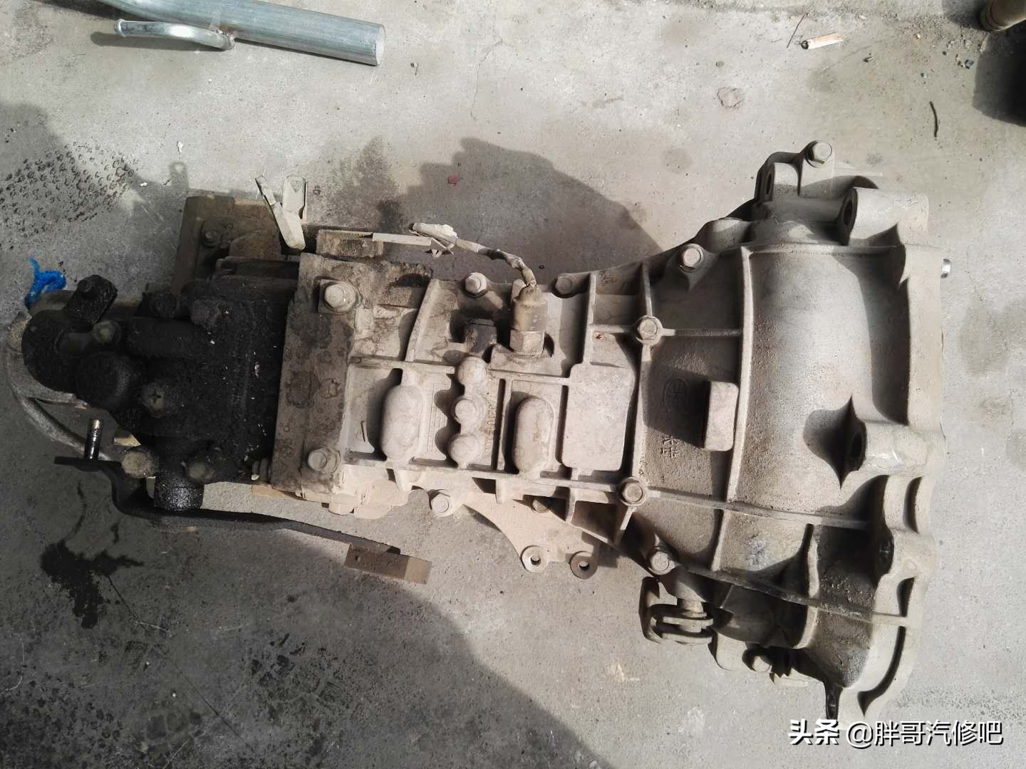 汽车挂档变速箱位置异响，胖哥抬变速箱发现原来是导向轴承问题
