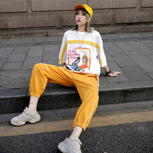 嘻哈风格拽酷时髦，休闲穿搭玩转飒爽风尚，品位很高级