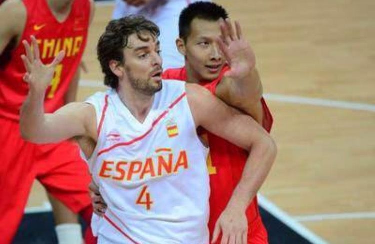 易建联天赋到底如何？16岁展示360度扣篮，肌肉线条肉眼可见