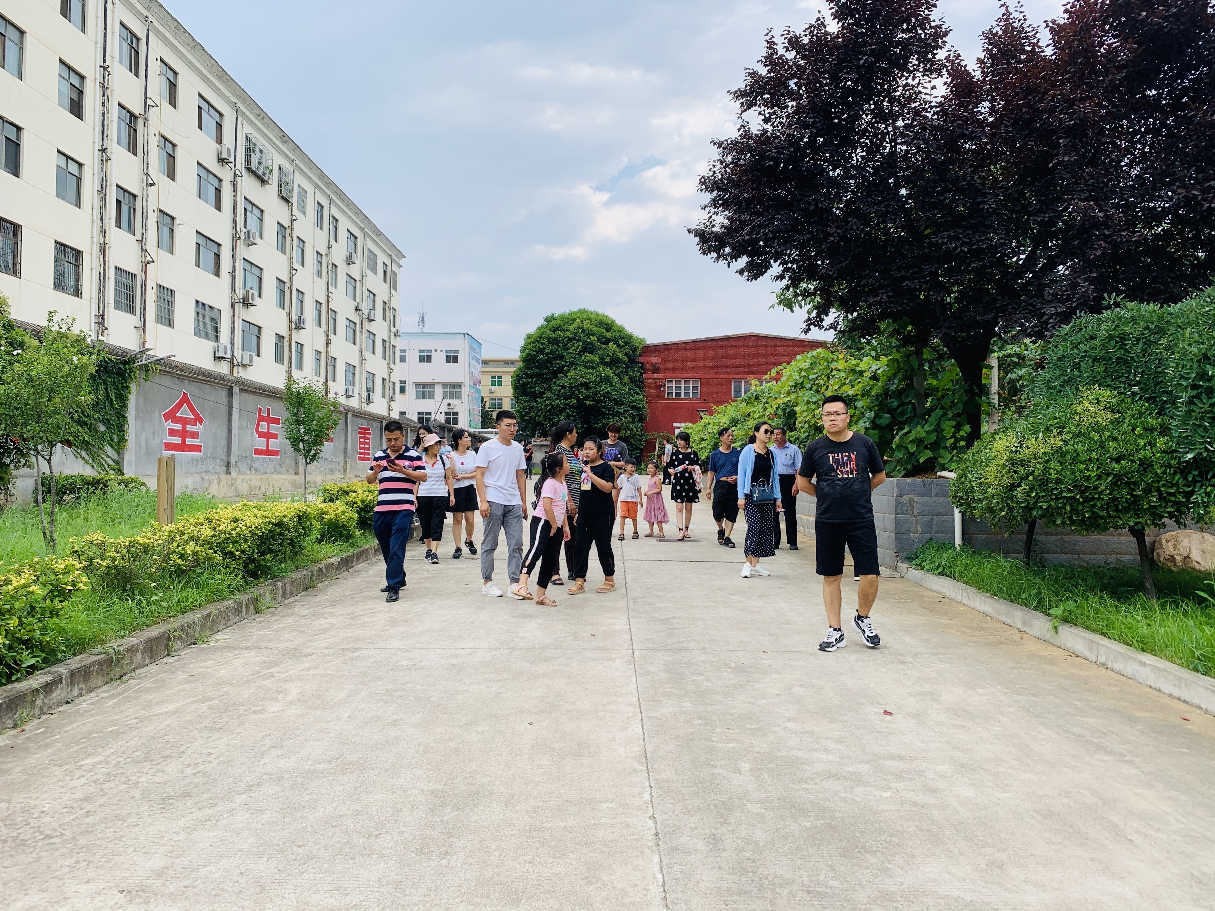 渭南丹凤葡萄酒厂新闻报道,西安客户来考察