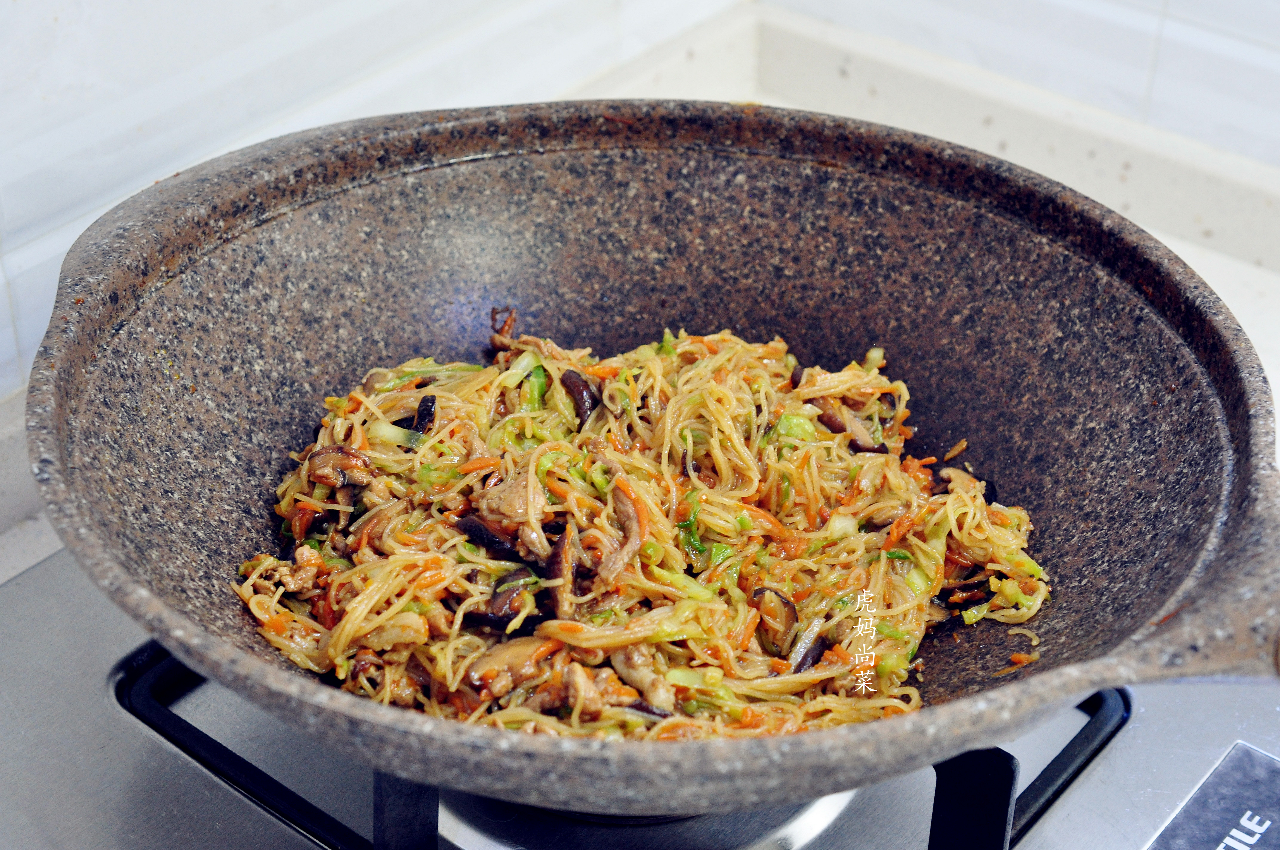 炒米粉，不用泡不用煮，直接炒就松散又入味，菜多香喷喷