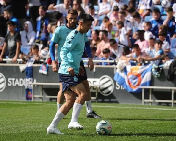 西班牙人足球球迷冲进场内庆祝,西班牙人主场震撼场面