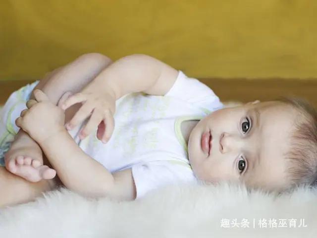 宝宝膝盖后面腿纹不对称怎么回事,新生儿腿纹不对称有必要去医院吗