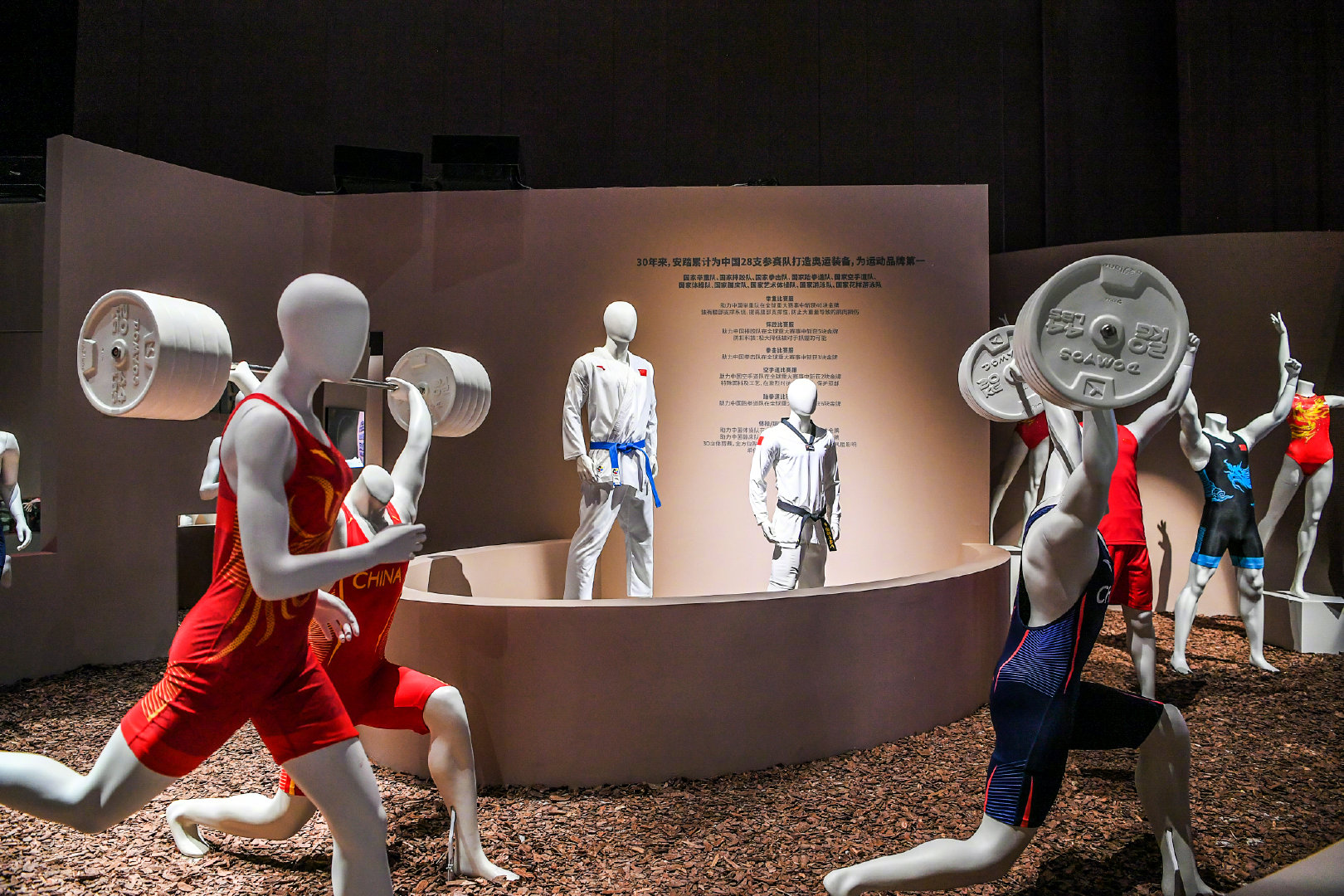 安踏颁奖服国旗版,安踏星标系列奥运领奖鞋