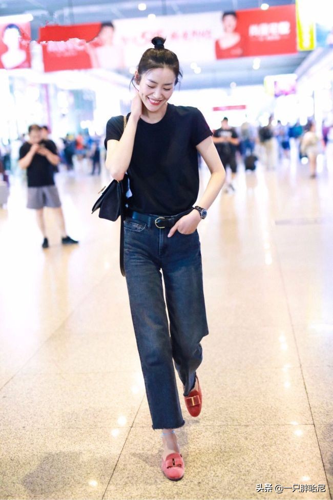 夏天穿鞋不要选这3个“颜色”，容易显脚黑，还不洋气