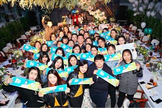 送全套化妆品，写C语言互动……这届明星的宠粉手段也太高了吧