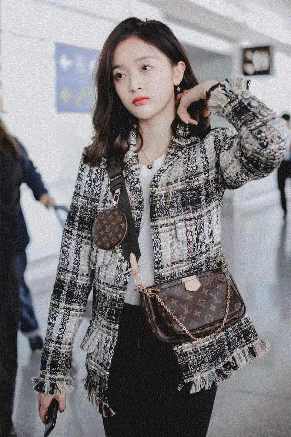 吴宣仪同款机场棕色格子外套,吴宣仪黑皮衣配什么裤子