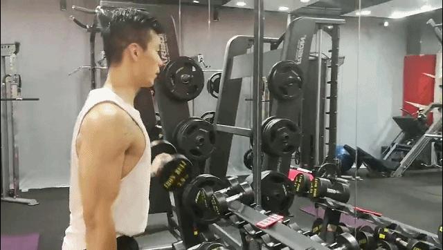 100斤瘦子增肌哑铃训练,哑铃垫高蹲练大腿内侧增肌