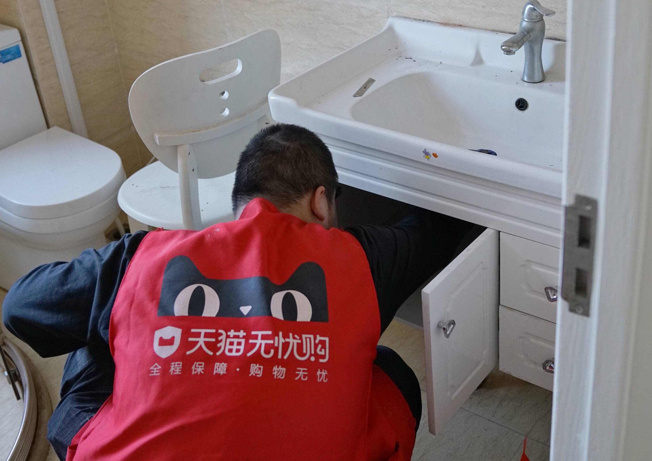 智能镜柜和普通镜柜哪个更实用,镜柜能换智能镜吗