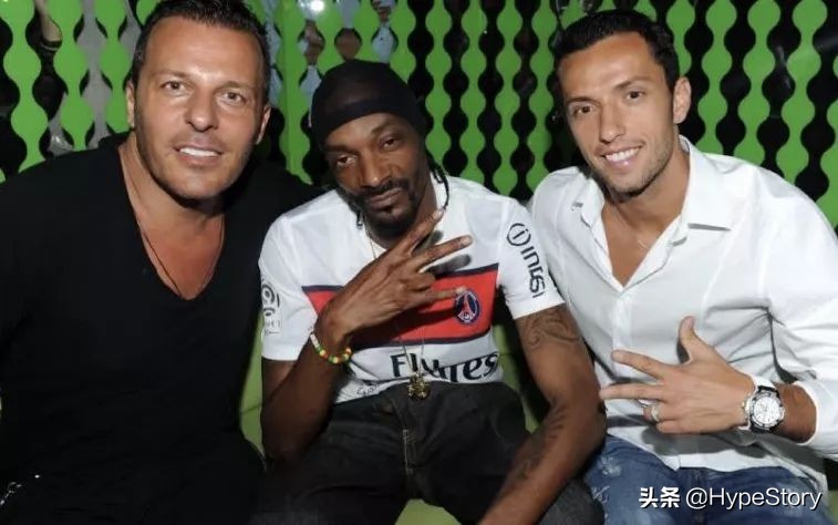 他是西海岸教父级的说唱歌手,也是足球圈最拽的球衣狂魔